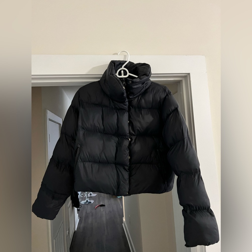 EUC ALO Yoga 🧘‍♀️ Gold Rush Puffer Jacket 🧥 in Black - Size Small!